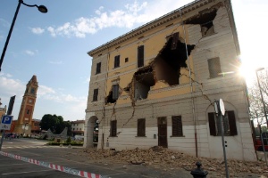 Prédio da Câmara Municipal de Sant'Agostinho, na Itália, fica destruído após terremoto