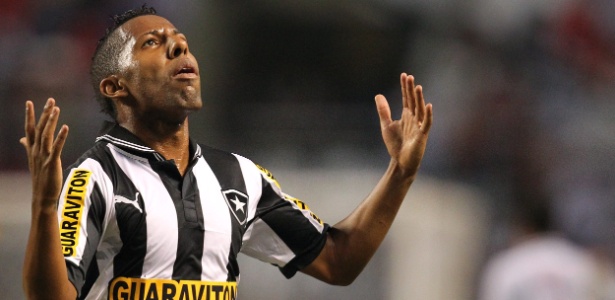 Vítor Júnior, meia do Botafogo, enfrenta problemas por promover festas em sua casa