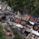 Ônibus cai de um penhasco de 80 metros perto de Himare, na Albânia