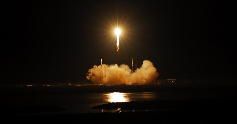  - 22mai2012---a-empresa-americana-spacex-lancou-com-sucesso-nesta-terca-feira-22-a-capsula-dragon-sem-tripulantes-a-bordo-de-um-foguete-falcon-9-com-destino-a-estacao-espacial-internacional-iss-o-1337695888396_956x500