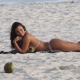 Carol Abranches curte praia na zona oeste Rio