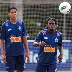 Recém-contratados Willian Magrão e Tinga são as novidades do Cruzeiro contra o Náutico sábado