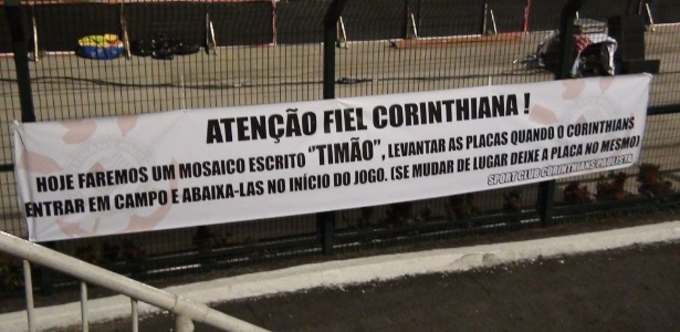 Aviso de mosaico programado por torcedores do Corinthians antes do jogo desta quarta