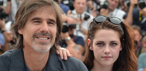 O diretor brasileiro Walter Salles e a atriz Kristen Stewart posam na apresentação do filme Na Estrada no Festival de Cannes 2012 (23/5/12)