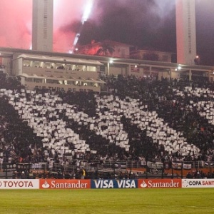 : Torcida faz mosaico para entrada do Corinthians no estádio do Pacaembu 