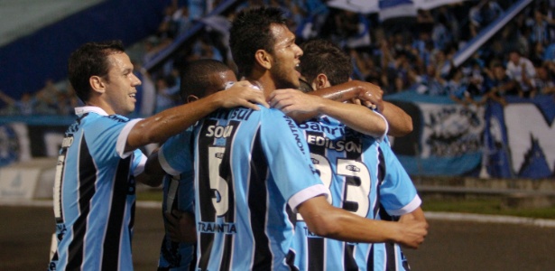 Jogadores do Grêmio comemoram o gol de Miralles, que abriu o placar contra o Bahia