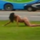 Mulher fica nua em canteiro da BR-101, em Vitória, no Espírito Santo