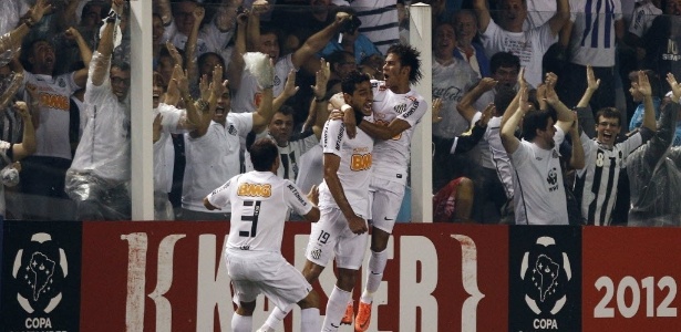 Neymar e Léo comemoram com Alan Kardec o gol marcado contra o Vélez