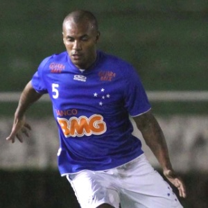 Volante Amaral, que chegou a ser titular, perdeu espaço no Cruzeiro e foi emprestado ao Náutico