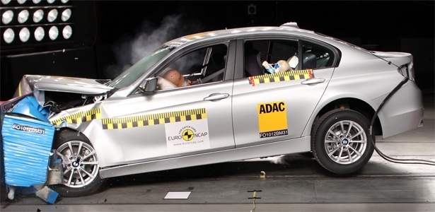 BMW Série 3 2012 passa pelo teste de impacto frontal: carro obteve melhores índices do grupo