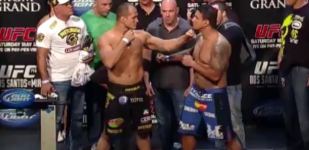 Encarada de Júnior Cigano e Frank Mir após a pesagem do UFC 146, em Las Vegas