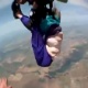 Idosa de 80 anos fica pendurada pelas pernas durante salto de paraquedas