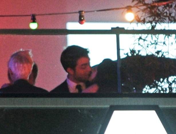Robert Pattinson e Kristen Stewart se beijam em Cannes (23/5/12)