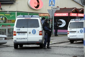 Policiais isolam área onde tiroteio ocorreu em Hyvinkaa, na Finlândia