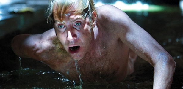 Rhys Ifans em cena de O Espetacular Homem-Aranha, de Marc Webb
