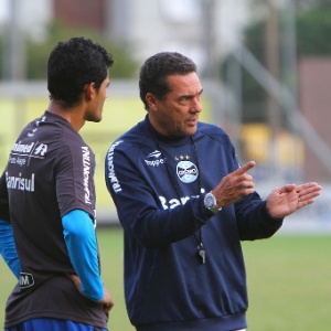 Tony (e) deu a enteder que será o titular da lateral direita do Grêmio contra o Santos na Vila Belmiro