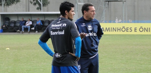 Luxemburgo do Grêmio orienta o Tony durante treino no suplementar do Olímpico