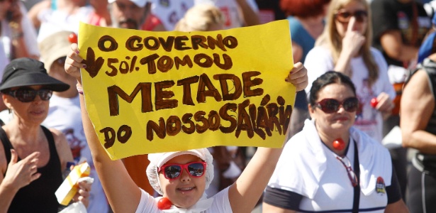 Médicos protestam contra a MP 568, que aumenta a carga horária dos servidores federais sem alterar a remuneração, e pedem mais qualidade na saúde pública, no último dia 27, no Rio; a MP será votada hoje