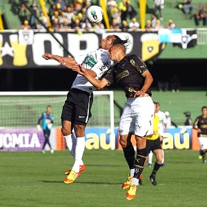 Lance do jogo entre Coritiba e Botafogo, no qual o Coxa sofreu a 2ª derrota seguida no Brasileiro