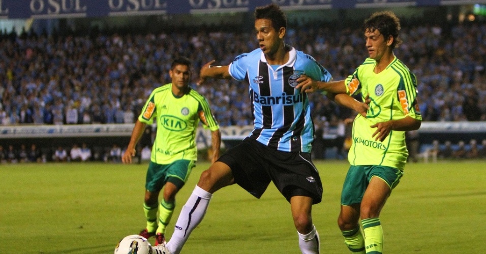 [Imagen: volante-souza-do-gremio-na-partida-contr...56x500.jpg]