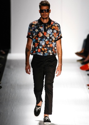 Uma alternativa para a clássica camisa com estampa de folhagens é a de flores grandes apresentada pela marca carioca Ausländer e combinada com calça preta 