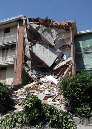 Edifício em ruínas na cidade italiana de Cavezzo após terremoto de maio