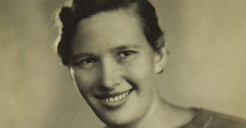 Maria Lenk no início da carreira; nadadora é a única
