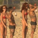 Ex-BBB Yuri curte praia acompanhado de ruiva