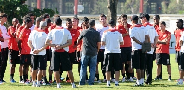 Zinho conversa com os jogadores do Flamengo antes do treinamento desta terça-feira