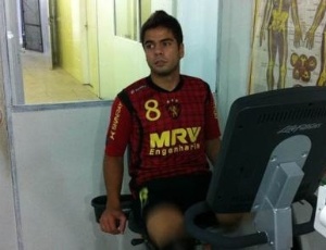 O atacante Henrique realizou exames médicos nesta quarta-feira antes de assinar com o Sport