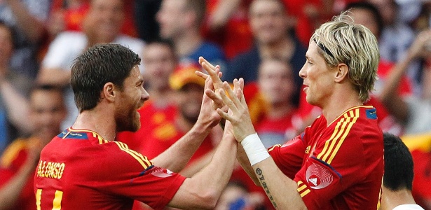 Fernando Torres e Xabi Alonso comemoram gol na vitória da Espanha sobre a Coreia