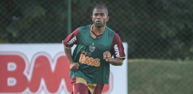 Lateral Júnior César pretende uma "forcinha" para ver se poderá enfrentar o Flamengo