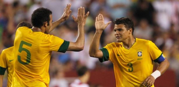 Autor do segundo gol do Brasil, Thiago Silva (à direita) pediu melhora nas bolas aéreas
