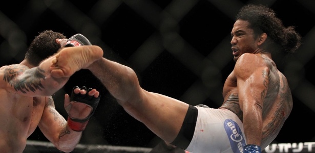 Norte-americano Ben Henderson aplica chute em Frankie Edgar durante o UFC 144