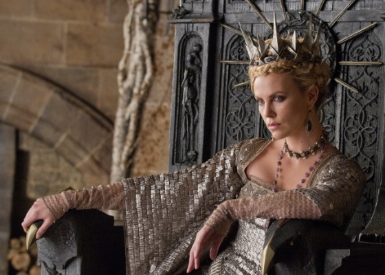 charlize-theron-como-a-rainha-ma-em-cena-de-branca-de-neve-e-o-cacador-1338509236938_560x400.jpg