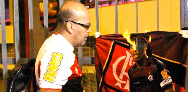 Conselheiro queima toalha com imagem de Ronaldinho em frente à sede do Flamengo