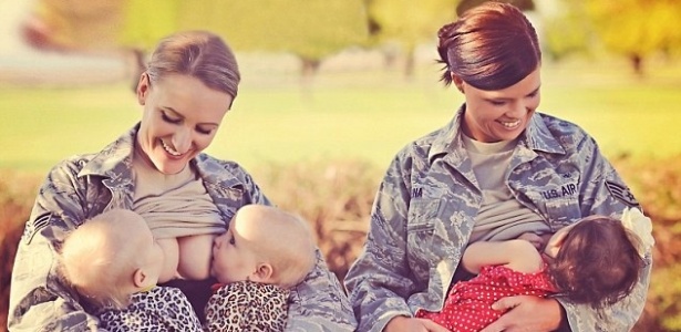 Terran Echegoyen-McCabe amamenta suas gêmeas ao lado de Christina Luna, também com sua filha