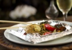 Papillote de Frango Orgânico com Shitake Tomilho e Manteiga Papillote de Frango Orgânico com Shitake Tomilho e Manteiga