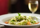 Spaghetti de Zucchini Crua e Moyashi ao Molho de Tomate e Manjericão 