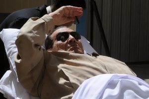 2.mai.2012 - Ex-presidente Hosni Mubarak é levado para penitenciária, após ouvir sua sentença no tribunal do Cairo, no Egito.