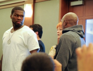 O rapper 50 Cent acompanhou Floyd Mayweather Jr no dia da prisão do pugilista