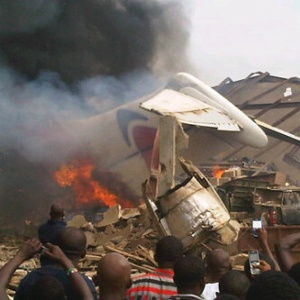 Destroços do avião que caiu neste domingo em um bairro de Lagos, capital econômica da Nigéria