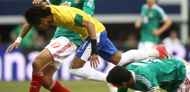 Neymar chegou a se estranhar com o zagueiro Meza após disputa de bola 