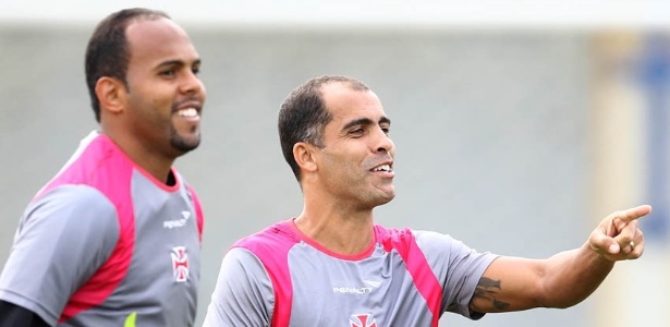 Alecsandro e Felipe se divertem durante treinamento do Vasco