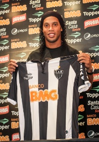 Agora no Atlético-MG: Ronaldinho vai usar a 49 para homenagear sua mãe