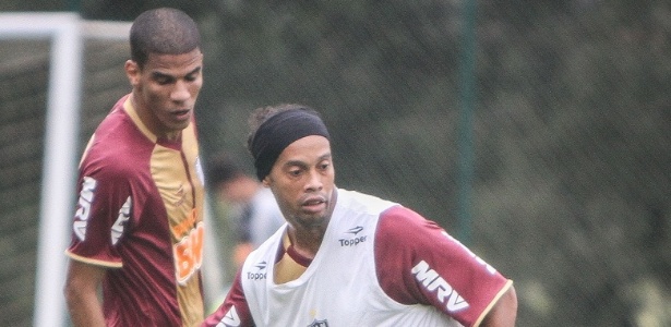 Ronaldinho Gaúcho treina com bola em seu primeiro dia como jogador do Atlético-MG