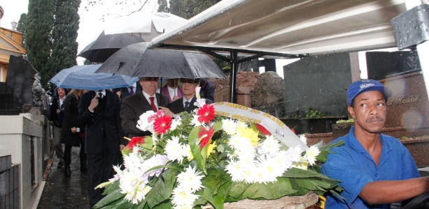 O funeral do empresário Marcos Kitano Matsunaga, 40, diretor-executivo da empresa de alimentos Yoki, foi realizado no cemitério São Paulo na tarde desta terça-feira (4)