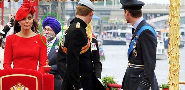 Harbinder Singh Rana (em destaque) aparece perto da família real durante comemoração do jubileu