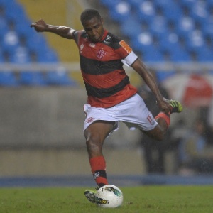 Renato Abreu se prepara para mais uma cobrança de falta pelo Fla neste Campeonato Brasileiro