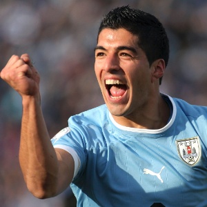 Luis Suárez comemora ao abrir o placar para o Uruguai em partida contra o Peru